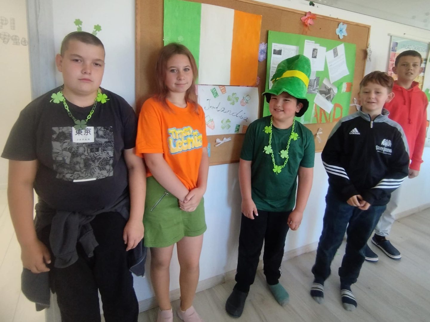 Uczniowie Happy Kids w zielonych przebraniach na Dzień Świętego Patryka